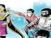 Jalandhar में लड़की से मोबाइल छीनकर भागे 3 स्नेचर:एक को लोगों ने दबोचा, पूछताछ में बनाने लगा बहाने; 2 साथी फरार