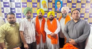 अमृतसर इंप्रूवमेंट ट्रस्ट के नए चेयरमैन से मिले मंत्री हरभजन सिंह ETO,नई जिम्मेदारी की दी शुभकामनाएं