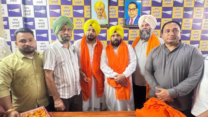 अमृतसर इंप्रूवमेंट ट्रस्ट के नए चेयरमैन से मिले मंत्री हरभजन सिंह ETO,नई जिम्मेदारी की दी शुभकामनाएं