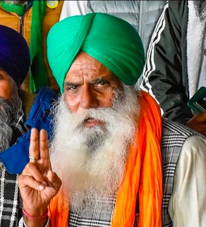 नागरिकों के अधिकारों का हो रहा हनन, SKM ने ट्रेन रोककर जताया विरोध