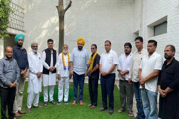 Jalandhar नॉर्थ के हलका इंचार्ज विनित धीर को मिला बल, आप में शामिल हुए पूर्व BSP नेता चौधरी रोशन लाल और वरिष्ठ BJP नेता सतीश गोगी
