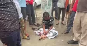 Jalandhar में मोबाइल चोर को लोगों ने पीटा:खंभे से बांधकर डंडे मारे, बाल काटे; मुंह से निकला खून; पुलिस ने छुड़ाया
