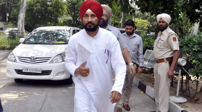Punjab Congress में बगावत पर सख्ती:पूर्व CM चन्नी ने कई नेताओं को किया बाहर, अनुशासनहीनता के आरोप; बोले- गुटबाजी बर्दाश्त नहीं