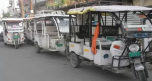 Bathinda में मोबाइल ऐप से चलते-चलते बंद हो रहे ई-रिक्शा, चालकों और यात्रियों में बढ़ी चिंता