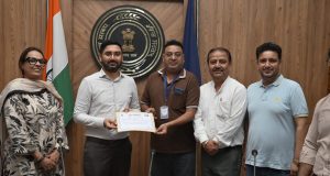 एस.आई.आर.-2026: डिप्टी कमिश्नर ने घर-घर सर्वे का सौ फीसदी काम पूरा करने वाले 32 बी.एल.ओ. को किया सम्मानित