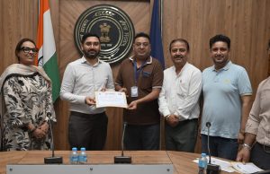 एस.आई.आर.-2026: डिप्टी कमिश्नर ने घर-घर सर्वे का सौ फीसदी काम पूरा करने वाले 32 बी.एल.ओ. को किया सम्मानित