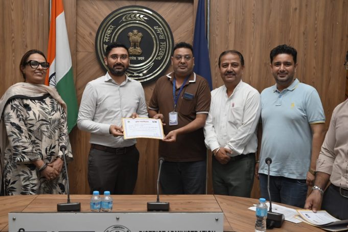 एस.आई.आर.-2026: डिप्टी कमिश्नर ने घर-घर सर्वे का सौ फीसदी काम पूरा करने वाले 32 बी.एल.ओ. को किया सम्मानित