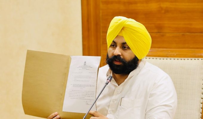 भगवंत मान सरकार ने सफाई सेवकों और सीवरमैनों के साथ किया वादा निभाया; 3 साल के आउटसोर्स वर्करों को मिलेगा सीधा कॉन्ट्रैक्ट: हरजोत सिंह बैंस Minister Harjot Bains