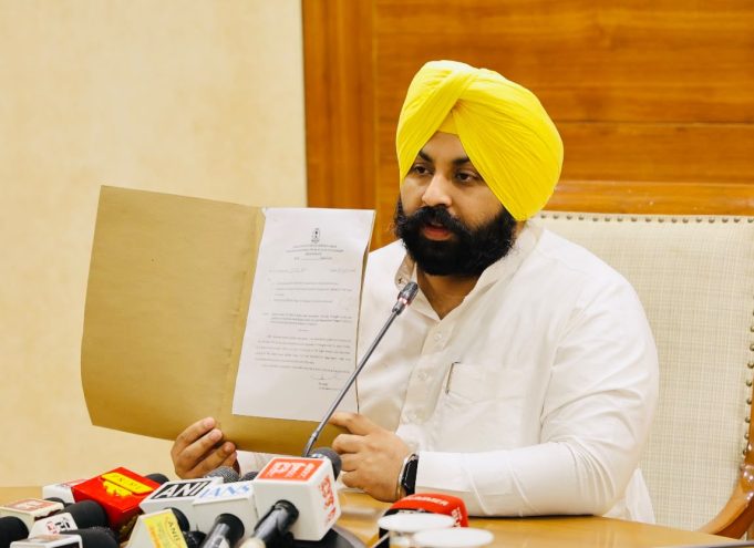 भगवंत मान सरकार ने सफाई सेवकों और सीवरमैनों के साथ किया वादा निभाया; 3 साल के आउटसोर्स वर्करों को मिलेगा सीधा कॉन्ट्रैक्ट: हरजोत सिंह बैंस Minister Harjot Bains