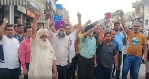 नंबर प्लेट पॉलिसी के खिलाफ Jalandhar में व्हीलर मार्केट एसोसिएशन का प्रदर्शन, सरकार से की ये मांग