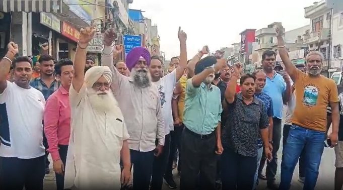 नंबर प्लेट पॉलिसी के खिलाफ Jalandhar में व्हीलर मार्केट एसोसिएशन का प्रदर्शन, सरकार से की ये मांग