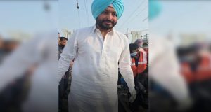 रेल राज्य मंत्री Ravneet Singh Bittu ने रेलवे स्टेशन पर चलाया सफाई अभियान, हाथों से उठाया कचरा