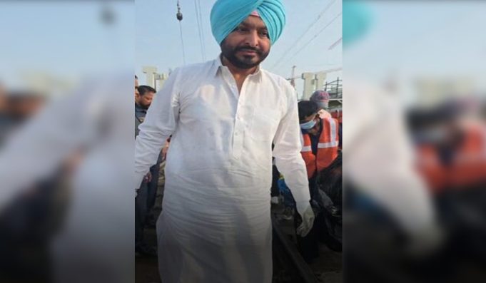 रेल राज्य मंत्री Ravneet Singh Bittu ने रेलवे स्टेशन पर चलाया सफाई अभियान, हाथों से उठाया कचरा