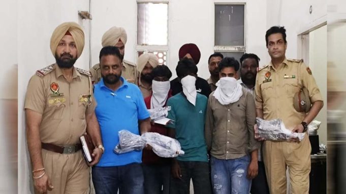Amritsar रूरल पुलिस की बड़ी कार्रवाई, सीमा क्षेत्र से हथियारों की खेप सहित तीन आरोपी गिरफ्तार