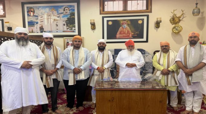 Dera Sachkhand Ballan पहुंचा एबीवीपी प्रतिनिधिमंडल, पद्मश्री संत निरंजन दास जी से लिया आशीर्वाद