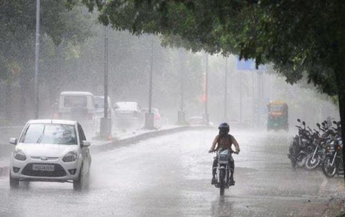 ठंडी हवाओं और बारिश से अमृतसर में सुहाना हुआ मौसम, लोगों को चिलचिलाती गर्मी से मिली राहत