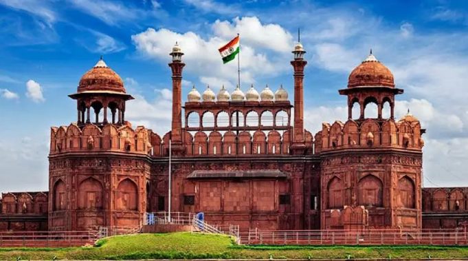 Delhi के लाल किले को मिली बम से उड़ाने की धमकी, मचा हड़कंप