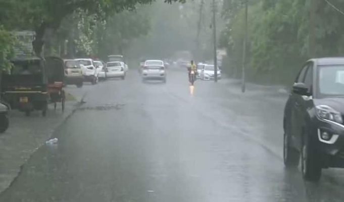 Pathankot में लैंडस्लाइड, कई गांवों का संपर्क टूटा:अमृतसर में भी बारिश, मोहाली में बादल छाए; पंजाब-चंडीगढ़ में 3 दिन का अलर्ट