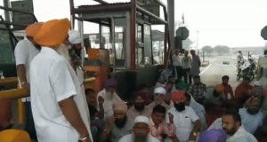 Punjab में किसानों का हल्लाबोल, सभी टोल फ्री:लाडोवाल टोल प्लाजा पर बिना टैक्स गुजर रहे वाहन, धरना लगाया