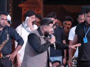 Punjabi सिंगर खान साब भड़के, बोले- डंडों से ही मानोगे:बापू लाल बादशाह मेले में पहुंचे, खड़े होकर हूटिंग पर गाना रोका