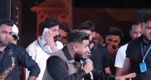 Punjabi सिंगर खान साब भड़के, बोले- डंडों से ही मानोगे:बापू लाल बादशाह मेले में पहुंचे, खड़े होकर हूटिंग पर गाना रोका