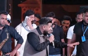 Punjabi सिंगर खान साब भड़के, बोले- डंडों से ही मानोगे:बापू लाल बादशाह मेले में पहुंचे, खड़े होकर हूटिंग पर गाना रोका