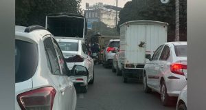 Jalandhar के सबसे व्यस्त रूट पर लगा लंबा जाम:गुरु नानक मिशन चौक से BMC चौक तक वाहन फंसे, यात्री परेशान