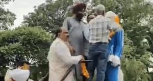 Jalandhar में शहीद उधम सिंह को दी गई श्रद्धांजलि:टीवी सेंटर पार्क में उमड़े नेता, प्रतिमा पर पुष्प अर्पित किए