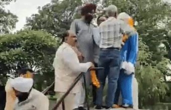 Jalandhar में शहीद उधम सिंह को दी गई श्रद्धांजलि:टीवी सेंटर पार्क में उमड़े नेता, प्रतिमा पर पुष्प अर्पित किए