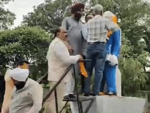 Jalandhar में शहीद उधम सिंह को दी गई श्रद्धांजलि:टीवी सेंटर पार्क में उमड़े नेता, प्रतिमा पर पुष्प अर्पित किए