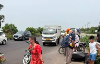 Jalandhar के गोराया के पास सड़क हादसा:तेज रफ्तार ट्रक ने एक्टिवा को पीछे से मारी टक्कर, मासूम बच्ची की मौके पर मौत