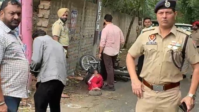 Jalandhar’ में डबल मर्डर के आरोपी का एनकाउंटर:टांग में गोली लगी तो जमीन पर गिरा, खून देख दर्द से तड़पने लगा गुल्लू