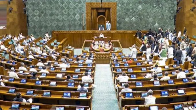 NEET पेपर लीक पर संसद में घमासान: सरकार चर्चा को तैयार, विपक्ष शिक्षा मंत्री के इस्तीफे की मांग पर अड़ा