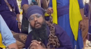 Punjab में अश्लील फोटो वाले निहंग का नया VIDEO:कुर्सी से उठाकर जमीन पर बैठाया, कहा- पैरों के बल बैठकर बर्तन धो