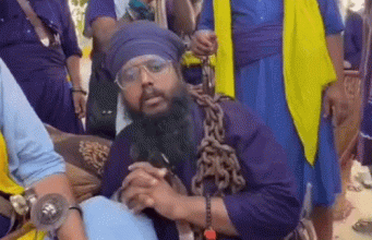 Punjab में अश्लील फोटो वाले निहंग का नया VIDEO:कुर्सी से उठाकर जमीन पर बैठाया, कहा- पैरों के बल बैठकर बर्तन धो