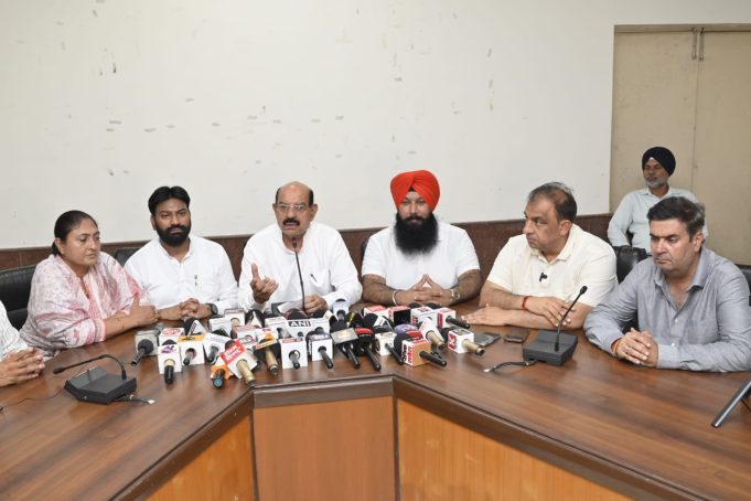 Punjab सरकार सफाई सेवकों की इज्जत और अधिकारों की रक्षा के लिए पूरी तरह तैयार: Mohinder Bhagat