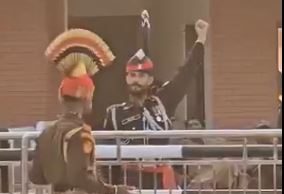 Wagah Border Viral Video: Pakistan Ranger की High Kick पर BSF जवान का मजेदार जवाब, Video हुआ Viral BSF Jawan Viral Video