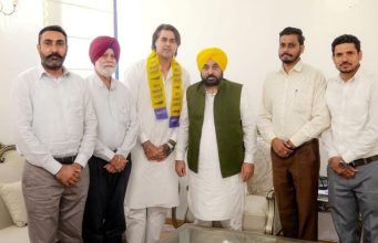 पूर्व क्रिकेटर मनप्रीत गोनी आम आदमी पार्टी में शामिल हुए, मुख्यमंत्री मान ने उन्हें इसमें शामिल करवाया