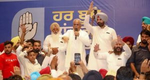 Punjab Congress Meeting: बरनाला में राजा वड़िंग के सामने चन्नी समर्थकों की नारेबाजी, बैठक में गरमाया माहौल Channi supporters protest Raja Warring