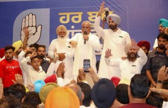 Punjab Congress Meeting: बरनाला में राजा वड़िंग के सामने चन्नी समर्थकों की नारेबाजी, बैठक में गरमाया माहौल Channi supporters protest Raja Warring