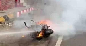 Jalandhar में चलती एक्टिवा बनी आग का गोला:बस्ती अड्डा चौक पर हुई घटना,चालक ने कूदकर बचाई अपनी जान