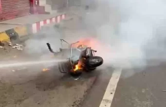 Jalandhar में चलती एक्टिवा बनी आग का गोला:बस्ती अड्डा चौक पर हुई घटना,चालक ने कूदकर बचाई अपनी जान