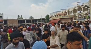 Jalandhar Devi Talab Mandir Clash: दो गुटों में विवाद के बाद पत्थरबाजी, मंदिर में मची अफरा-तफरी Jalandhar Devi Talab Mandir clash