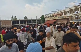 Jalandhar Devi Talab Mandir Clash: दो गुटों में विवाद के बाद पत्थरबाजी, मंदिर में मची अफरा-तफरी Jalandhar Devi Talab Mandir clash