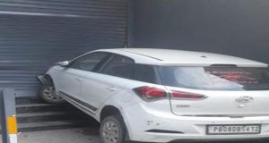 Jalandhar Accident: तेज रफ्तार i20 कार शोरूम में घुसी, Urban Estate के Posh Area में मचा हड़कंप Jalandhar Urban Estate News