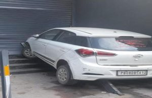 Jalandhar Accident: तेज रफ्तार i20 कार शोरूम में घुसी, Urban Estate के Posh Area में मचा हड़कंप Jalandhar Urban Estate News