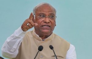 Mallikarjun Kharge का Modi Government पर हमला, बोले- युवाओं के साथ गरीब मजदूरों पर भी चली ‘लाठी’ Mallikarjun Kharge