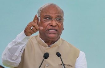 Mallikarjun Kharge का Modi Government पर हमला, बोले- युवाओं के साथ गरीब मजदूरों पर भी चली ‘लाठी’ Mallikarjun Kharge