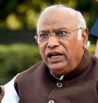 Indian Hockey Team Jersey: जर्सी का रंग बदलने पर Mallikarjun Kharge ने उठाए सवाल, बोले- Hockey India Board की सहमति क्यों नहीं ली? Mallikarjun Kharge hockey jersey