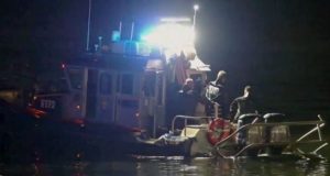 New York Boat Capsizes: Statue of Liberty के पास Speedboat पलटी, 27 वर्षीय मां और 5 महीने की बच्ची की मौत New York Boat Accident